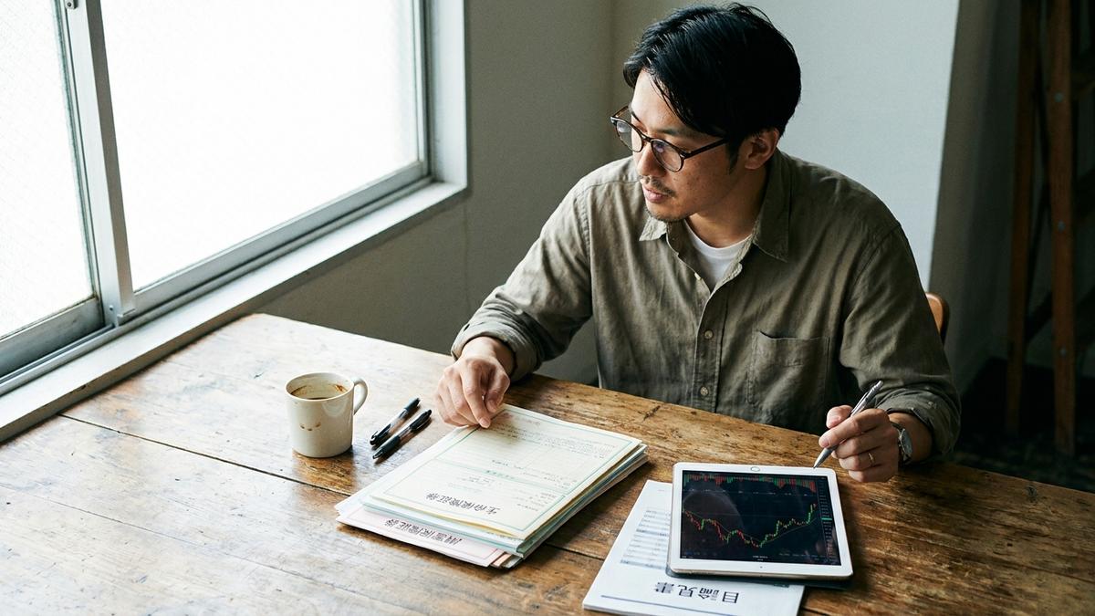 変額保険の仕組みを理解する男性