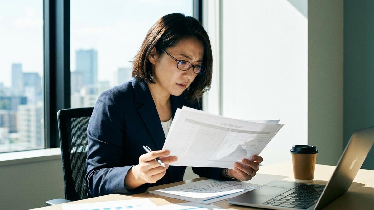 営業説明を冷静に見極める女性