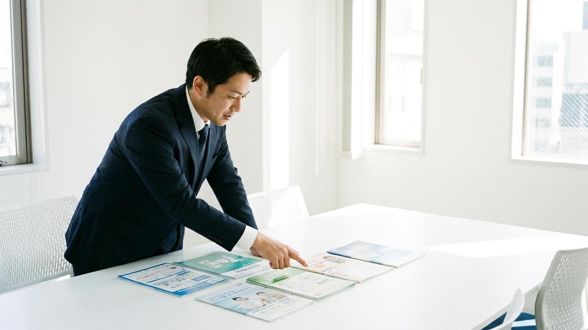 乗合代理店が複数の保険会社の商品を比較説明している場面