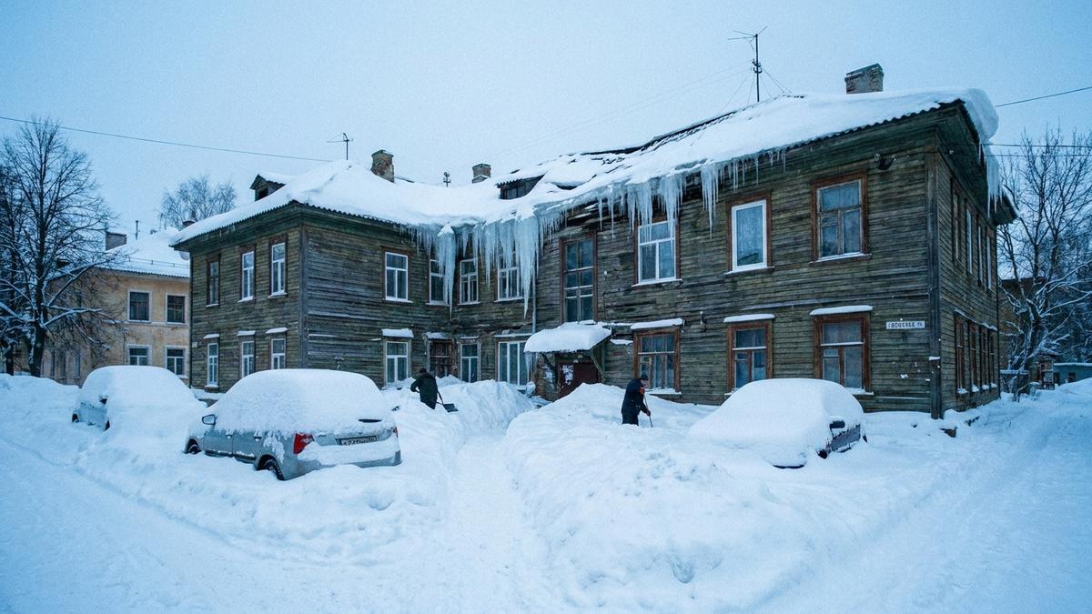 積雪でアパート屋根が破損した雪害の様子