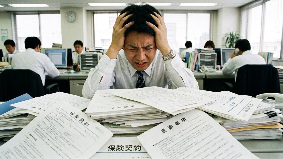 保険告知義務違反による補償拒否リスクを示すビジネスシーン
