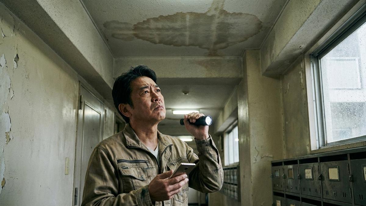 賃貸物件の水漏れ現場を確認するオーナー