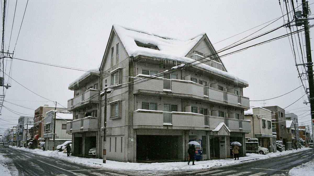 雪災リスクのあるアパート外観